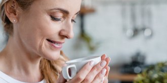 Bouffees de chaleur, secheresse vaginale, deprime…  7 tisanes proposees par la phytotherapeute pour soulager les desagrements de la menopause 