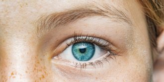 Sept gestes du quotidien a ne plus faire pour prevenir le vieillissement des yeux
