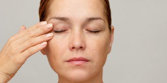 7 raisons pour lesquelles vous vous reveillez le matin avec les yeux gonfles