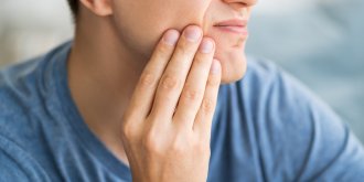 Douleur aux gencives : 9 causes possibles et nos conseils pour la soulager