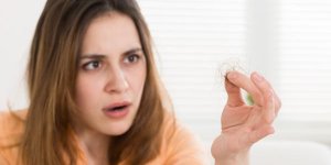 Chute de cheveux chez la femme jeune : que faire ?