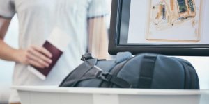 Aeroports : les bacs en plastique vecteurs de maladies respiratoires