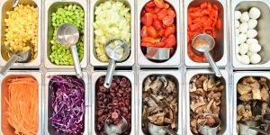 Restaurant : oubliez ces aliments, ils grouillent de bacteries !