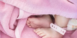 Une americaine de 61 ans donne naissance a… sa petite-fille !