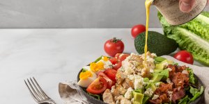 Mieux vaut eviter d-ajouter ce condiment populaire a vos salades, selon l-UFC-Que Choisir