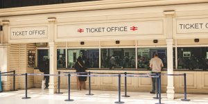 Un client lui crache dessus, une guichetiere de gare meurt du Covid-19 
