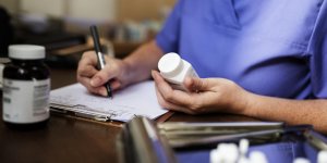 Une femme recoit un medicament anti troubles erectiles pour soigner sa secheresse oculaire