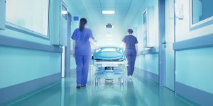 "Elle avait juste une toux" : a 16 ans, Julie succombe au coronavirus