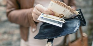 Alzheimer : donner de l’argent facilement serait un signe