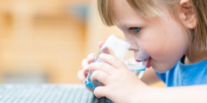 Bebe constipe : utiliser une eau riche en magnesium