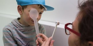 Le depistage de la myopie chez le petit enfant est essentiel a son developpement psychomoteur