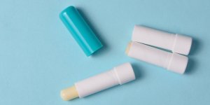 Covid-19 : le baume a levres, une arme contre le virus ?