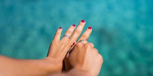 Chaleur : le secret d’une dermato pour eviter que vos doigts gonflent