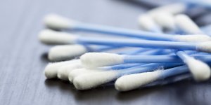 Coton-tige ou cure-oreille : la difference