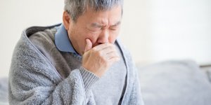 Toux : faut-il cracher ou avaler ses glaires quand on est malade ?
