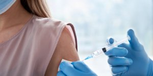 Vaccin Moderna : "le premier coup m-a frappe comme un bus", raconte une femme de 28 ans