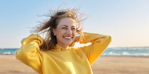 Cheveux : chlore, eau salee... Comment proteger sa coloration en ete ?