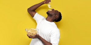 Que cachent les chips et pourquoi on ne peut pas s-arreter d-en manger ?