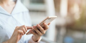 Smartphone : 7 habitudes qui trahissent votre anxiete