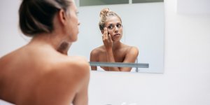 Tache brune sur le visage : un champignon en cause ?