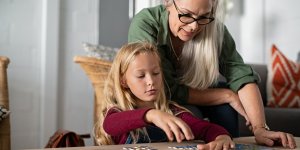 Assembler un puzzle, une activite qui stimule le cerveau