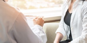 Gyneco : les signes qui doivent vous pousser a consulter apres la menopause