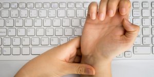 Crampes aux mains : le canal carpien en cause ?