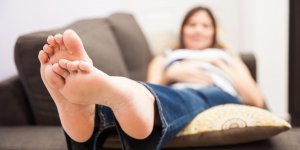 Pied gonfle et douloureux : un signe de retention d-eau ?