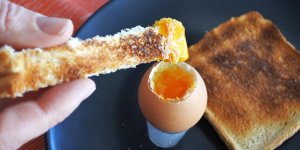 Manger un oeuf par jour augmenterait le risque d’AVC de 17%