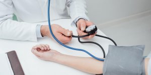 Hypertension : comment agissent les diuretiques naturels