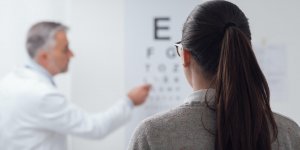 Voile dans les yeux : le symptome de quoi ?