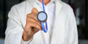 Quels sont les specialistes de sante pour lesquels les delais d-attente sont les plus longs ?