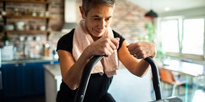 Remise en selle : le velo d-appartement au service des femmes atteintes de cancer