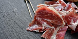 Acne : eviter la charcuterie
