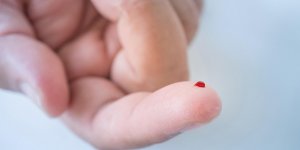 En cas d’exposition accidentelle au sang contamine, quels sont les risques ?
