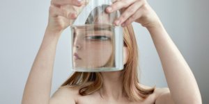 Il voit des visages “demoniaques” a cause d’un trouble psychiatrique