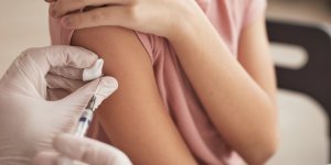 Covid-19 : plus de 7000 morts et hospitalisations auraient pu etre evitees au Royaume-Uni grace a la vaccination