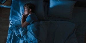 Sommeil : la lumiere la nuit augmenterait ces 3 maladies chez les seniors