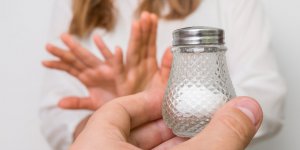 Cœur : les 4 astuces pour adopter une alimentation pauvre en sel