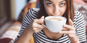Mauvaise haleine le matin : faut-il eviter le cafe ?