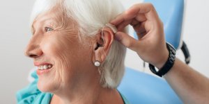 Les aides auditives aideraient a vivre plus longtemps