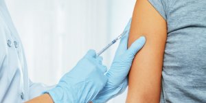 Pfizer : elle affirme que le vaccin l-a fait "vieillir de 20 ans en 3 jours"