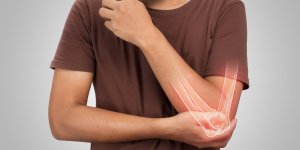 Des experts detaillent comment l’osteoporose devrait etre prise en charge chez les hommes