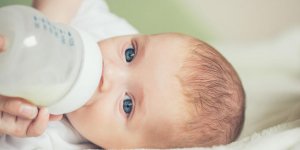 Bebe digere mal : la faute au biberon ?