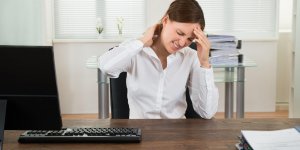 Fievre, douleur a la nuque et mal de gorge : attention a la meningite