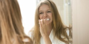 Comment se brosser les dents pendant une rage de dents ?
