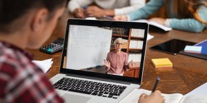 Covid-19 : une enseignante meurt en plein cours devant ses eleves