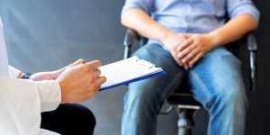 « L’un de mes testicules est plus gros que l’autre, dois-je m’inquieter ? »