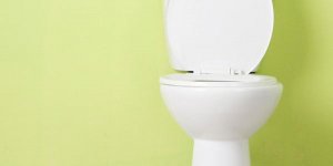 Hemorroides : la position qu-il faut adopter aux toilettes