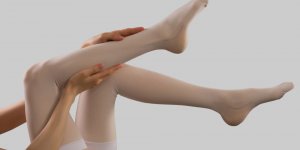 Phlebite : 3 bons gestes pour enfiler les bas de contention